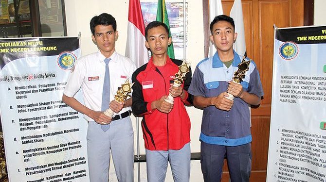 3 siswa smkn 1 bandung di lks jatim